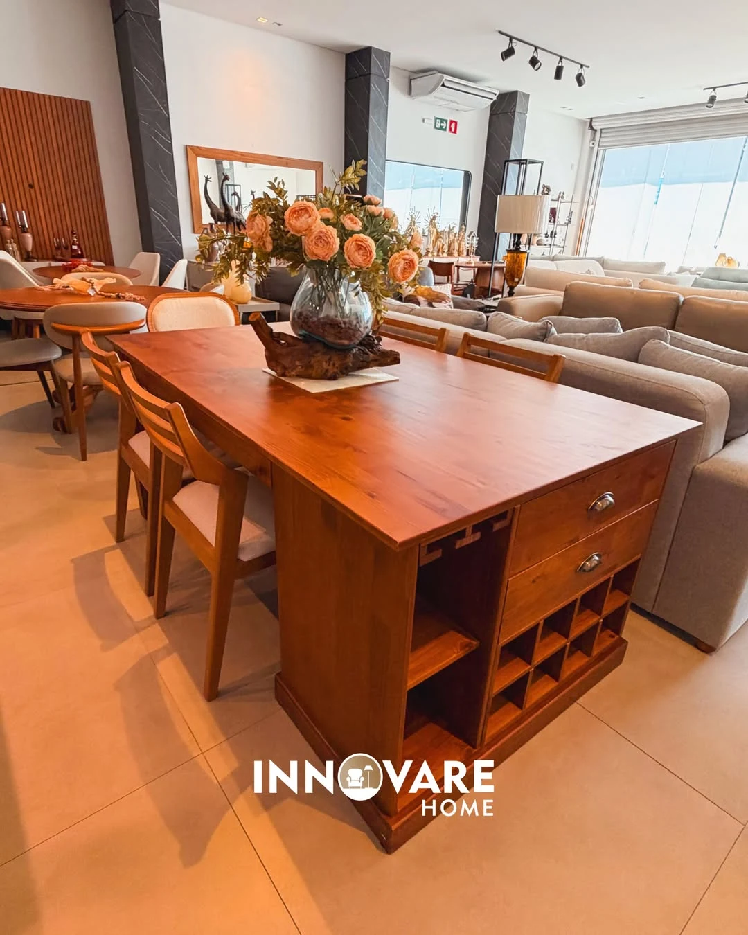 Ambiente da Innovare Home com mesa de madeira e móveis em tons naturais